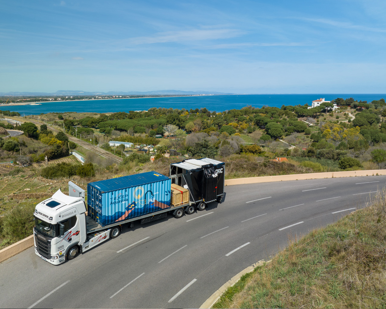Transporting the Aquaviva desalination station with a truck to Port Vendres in France